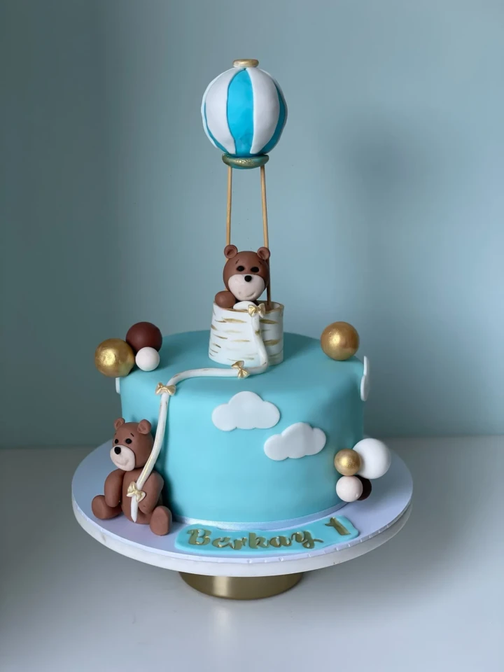 fondant bruidstaart met kant-patronen en strakke afwerking