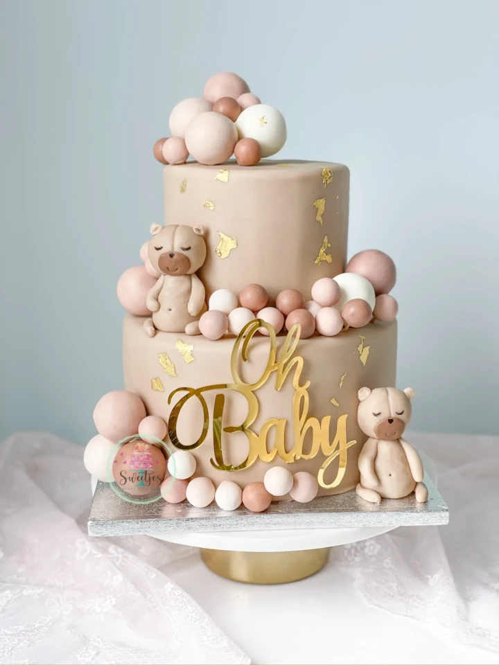 fondant verjaardagstaart op maat met persoonlijke decoratie