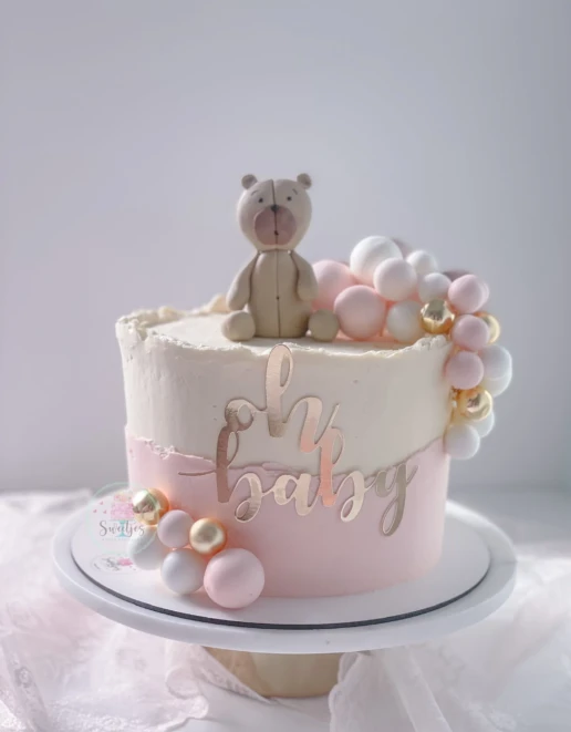 drie-laags bruidstaart met fondant en elegante decoratie Alphen aan den Rijn