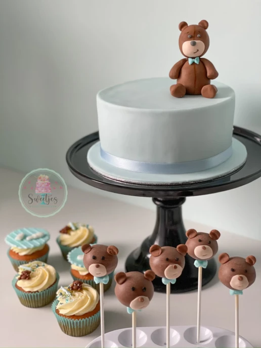 handgemaakte verjaardagstaart met fondant figuren Sweetjes