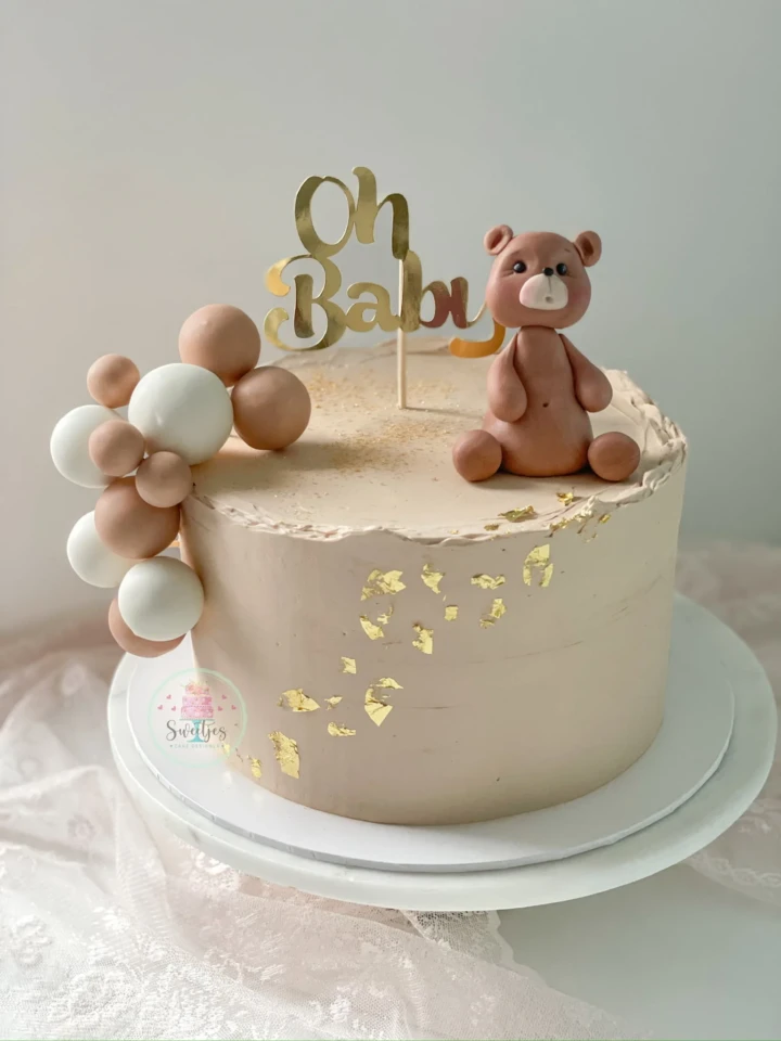 bruidstaart botercreme met persoonlijke decoratie op maat