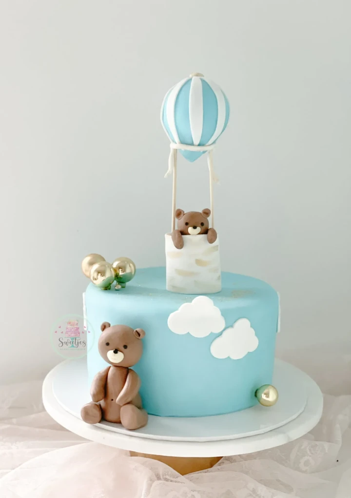 rustieke naked cake met verse bloemen en seizoensfruit