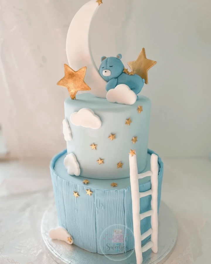 drie-laags botercreme bruidstaart met rozen en bloemen