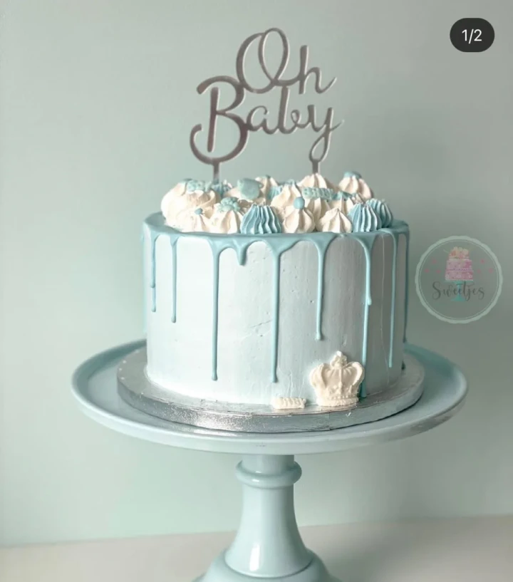 drie-laags botercreme bruidstaart met rozen en bloemen