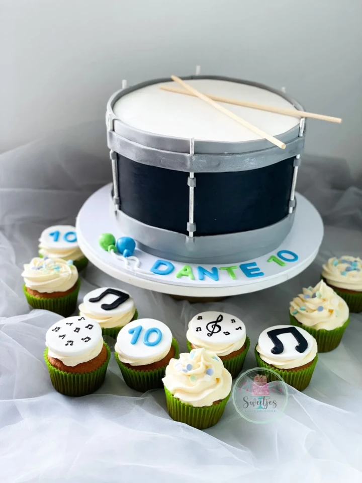 verjaardagstaart op maat met fondant decoratie Sweetjes