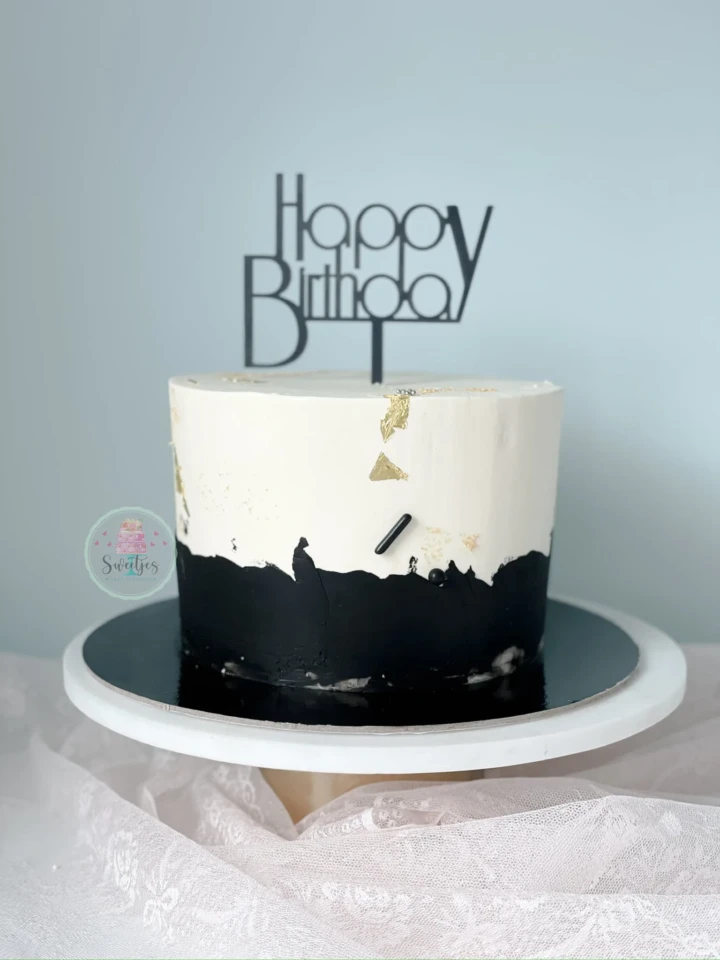 botercreme taart met bloemendecoratie voor trouwerij