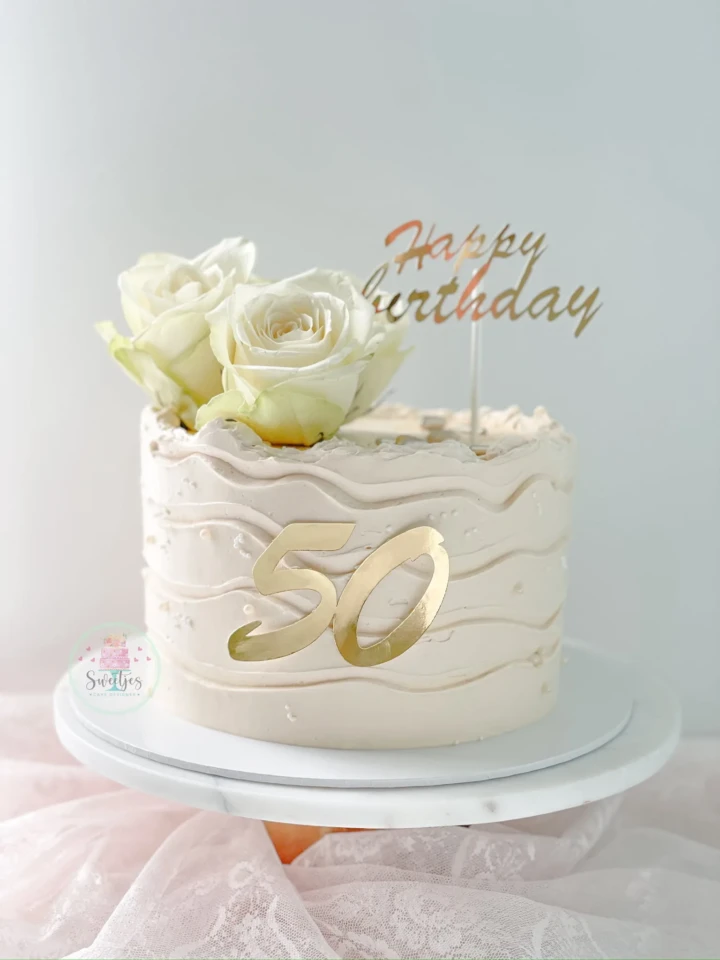 drie-laags bruidstaart met fondant en elegante decoratie Alphen aan den Rijn