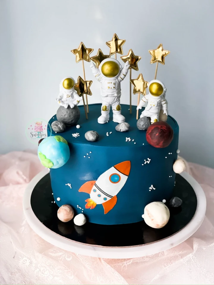 handgemaakte verjaardagstaart met fondant figuren Sweetjes