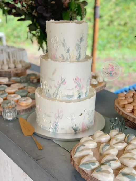 rustieke naked cake met verse bloemen en seizoensfruit