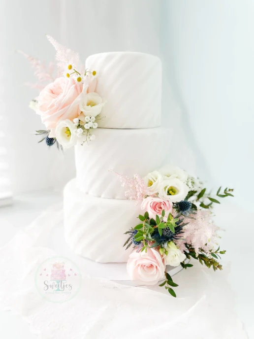 bruidstaart botercreme met persoonlijke decoratie op maat